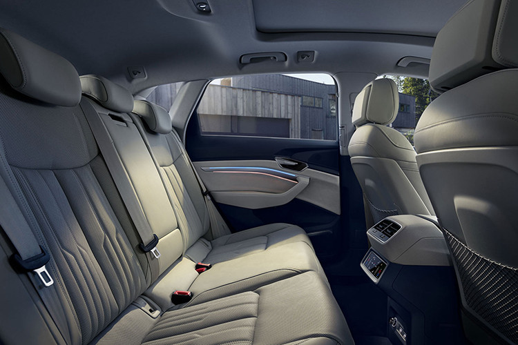 Đồng thời, người ta cũng không rõ Audi sẽ giúp khách hàng tiết kiệm tiền như thế nào, nhưng có khả năng là phiên bản Audi e-tron giá rẻ sẽ có cự li chuyển ngắn hơn và/hoặc hiệu suất thấp hơn so với hiện nay.