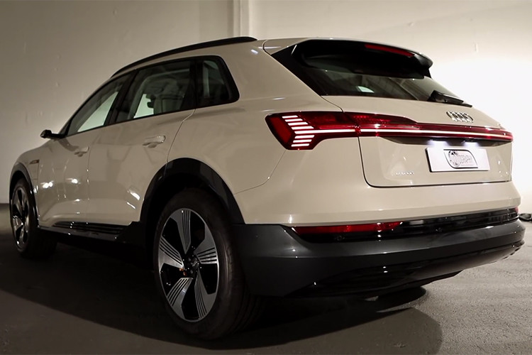 Điều này khiến xe Audi e-tron rẻ hơn Tesla Model X đáng kể ở mức giá bán lẻ 84.000 USD (tương đương khoảng 1,95 tỷ đồng) trước các khoản ưu đãi. Tuy nhiên, Audi e-tron lại đắt hơn đối thủ Jaguar I-Pace một chút ở giá khởi điểm 69.500 USD (khoảng 1,62 tỷ đồng).