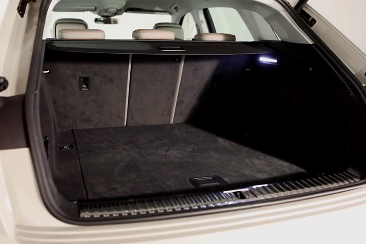 Phiên bản e-tron hiệu suất cao được quan tâm nhiều hơn và Top Gear dự đoán nó có thể được trang bị thêm một mô-tơ điện để truyền năng lượng tới bánh sau. Nếu điều này xảy ra, chiếc crossover chạy điện của Audi sẽ có tổng cộng 3 mô-tơ điện và công suất tiềm năng khoảng 640 mã lực.