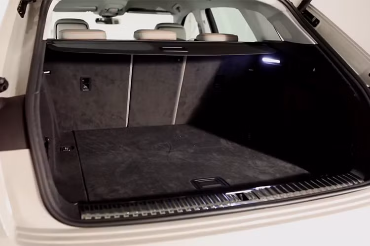 Phiên bản e-tron hiệu suất cao được quan tâm nhiều hơn và Top Gear dự đoán nó có thể được trang bị thêm một mô-tơ điện để truyền năng lượng tới bánh sau. Nếu điều này xảy ra, chiếc crossover chạy điện của Audi sẽ có tổng cộng 3 mô-tơ điện và công suất tiềm năng khoảng 640 mã lực.