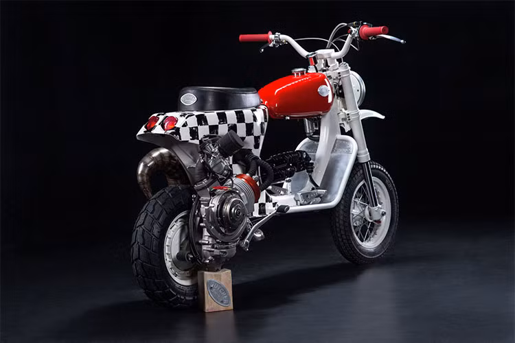 Bộ chế hòa khí từ xe hơi Keihin và “thở” ra thông qua một ống xả SIP cũng được trang bị, đi kèm với đó là ống xả mới phục vụ hai mục đích, giúp tăng chiều cao đi xe và tạo ra một sự cân bằng thị giác giữa bên phải và bên trái của chiếc xe.