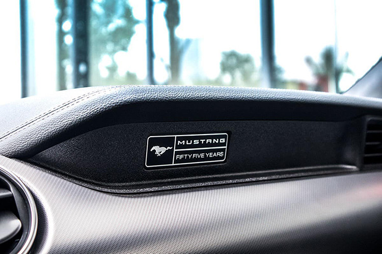 Ford Mustang Premium 2020 không còn sử dụng ghế dạng nỉ mà thay vào đó là ghế bọc da hoàn toàn và có thể chỉnh điện trên hàng ghế trước. Vô-lăng trên Ford Mustang mới nhất này sử dụng chất liệu da cao cấp cùng hàng loạt nút bấm điều chỉnh được tích hợp. Điểm mới tiếp theo của xe là đồng hồ kỹ thuật số sau lái thay cho dạng cơ truyền thống như trước.