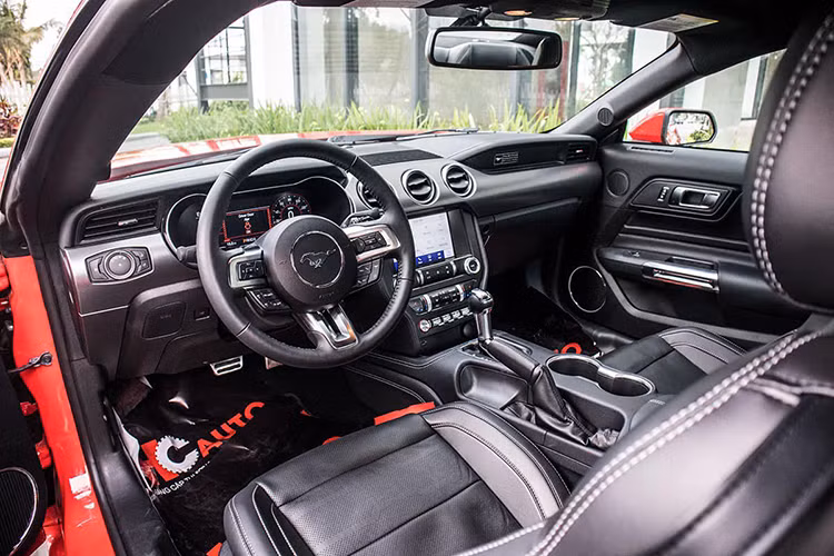Ford Mustang bản giới hạn có khoang nội thất điều chỉnh chế độ sáng trong xe Ambient Light thay đổi màu tuỳ nhu cầu. Đây là một trong những khác biệt lớn nhất của chiếc xe thể thao Mustang đầu tiên về nước. Hơn nữa, mẫu xe này còn được trang bị màn hình giải trí mới sắc nét hơn với kích thước 7 inch với hệ thống SYNC 3 có hỗ trợ kết nối Apple CarPlay/USB/AUX/Bluetooth... Đầu ra của hệ thống giải trí xe thể thao đến từ Mỹ là dàn âm thanh 9 loa.