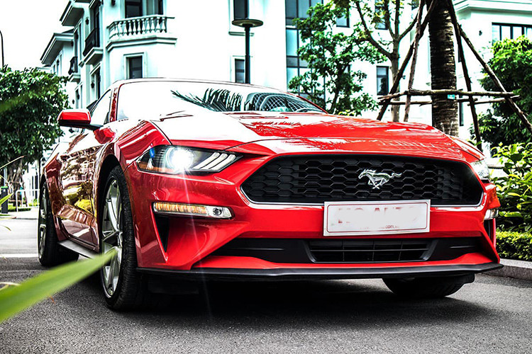 So với những phiên bản tiêu chuẩn, ngoại hình tổng thể của mẫu xe cơ bắp Ford Mustang 2020 bản giới hạn không khác quá nhiều. Vẫn còn đó là một chiếc xe gầm thấp đậm chất thể thao giúp việc di chuyển nhanh nhẹn hơn. Ford Mustang sở hữu kích thước chiều Dài x Rộng x Cao tương ứng là 4.784 x 1.916 x 1.381 (mm).