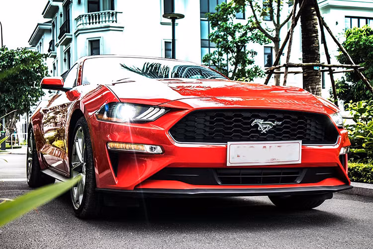 So với những phiên bản tiêu chuẩn, ngoại hình tổng thể của mẫu xe cơ bắp Ford Mustang 2020 bản giới hạn không khác quá nhiều. Vẫn còn đó là một chiếc xe gầm thấp đậm chất thể thao giúp việc di chuyển nhanh nhẹn hơn. Ford Mustang sở hữu kích thước chiều Dài x Rộng x Cao tương ứng là 4.784 x 1.916 x 1.381 (mm).