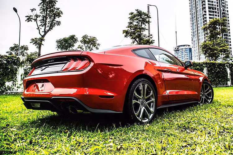 Mới đây, 1 trong 55 chiếc Ford Mustang 2020 đặc biệt giới hạn đã cập bến thị trường ôtô Việt Nam. Mẫu xe này được đại lý tư nhân tại Hà Nội nhập khẩu về nước và đang chào bán đến những đại gia Việt thích sở hữu “hàng độc” ít người có này.