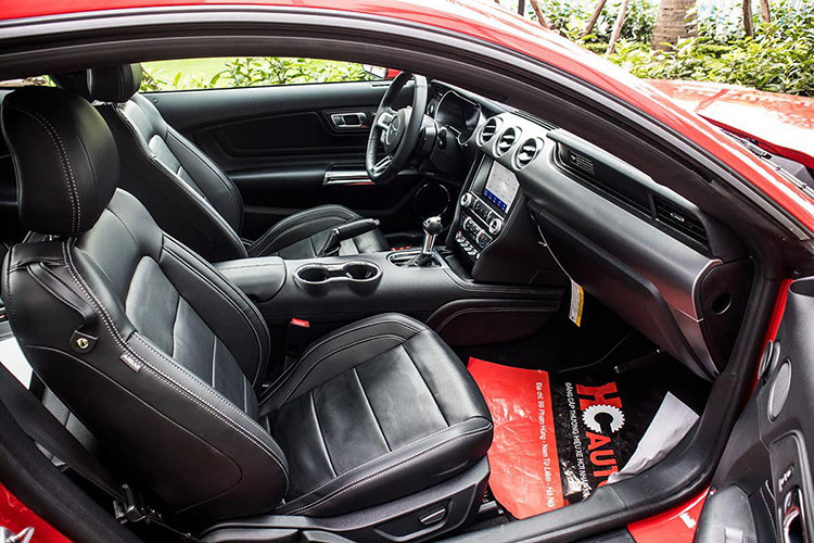 Ford Mustang 2020 sở hữu khối động cơ Ecoboost, dung tích 2.3L cho công suất cực đại 310 mã lực và mô-men xoắn cực đại 475 Nm. Ghép nối cùng động cơ xe là hộp số tự động và hệ dẫn động cầu sau. Xe có tính năng đề nổ từ xa hiện đại mà những bản tiêu chuẩn không có, cùng với đó là tiếng nổ được truyền qua hệ thống ống xả mới cực kỳ phấn khích.