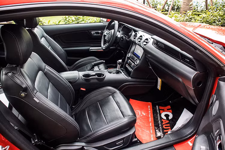 Ford Mustang 2020 sở hữu khối động cơ Ecoboost, dung tích 2.3L cho công suất cực đại 310 mã lực và mô-men xoắn cực đại 475 Nm. Ghép nối cùng động cơ xe là hộp số tự động và hệ dẫn động cầu sau. Xe có tính năng đề nổ từ xa hiện đại mà những bản tiêu chuẩn không có, cùng với đó là tiếng nổ được truyền qua hệ thống ống xả mới cực kỳ phấn khích.