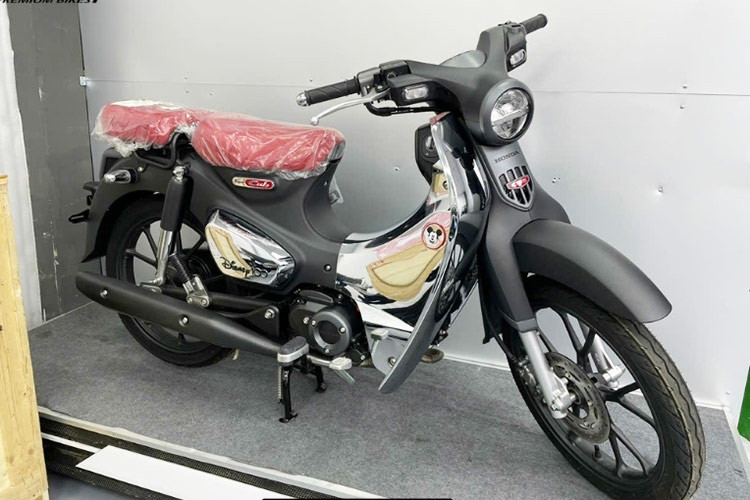 Phiên bản Honda Super Cub C125 Disney Limited Edition cũng sử dụng động cơ dung tích 124cc, 4 thì, xi-lanh đơn, làm mát bằng không khí, kết hợp với hệ thống phun xăng điện tử. Động cơ này sản sinh công suất 9.65 mã lực, mô-men xoắn cực đại 10.4 Nm.