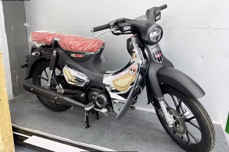 Phiên bản Honda Super Cub C125 Disney Limited Edition cũng sử dụng động cơ dung tích 124cc, 4 thì, xi-lanh đơn, làm mát bằng không khí, kết hợp với hệ thống phun xăng điện tử. Động cơ này sản sinh công suất 9.65 mã lực, mô-men xoắn cực đại 10.4 Nm.