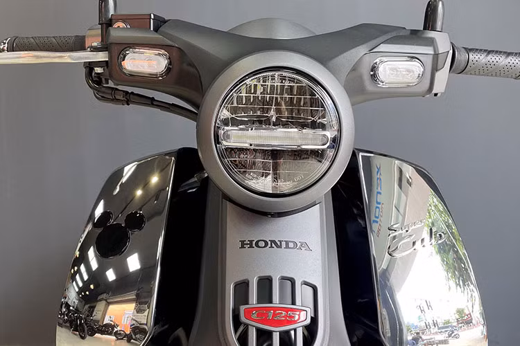 Tuy nhiên đến nay, một số đơn vị kinh doanh xe nhập khẩu đã rao bán chiếc xe này với giá lên tới hơn 200 triệu đồng, gấp đôi mức giá bán xe máy Honda Super Cub Disney Limited Edition tại thị trường Thái Lan sản xuất là 116.400 baht (khoảng 80 triệu đồng).