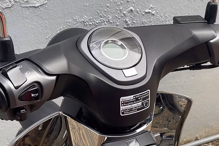 Theo thông tin từ đơn vị này, xe hoàn toàn mới và được nhập khẩu nguyên chiếc từ Thái Lan, tương tự những chiếc đã có mặt tại thị trường Việt Nam vào năm ngoái. Điều này khiến giá của Super Cub Disney Limited Edition tại Việt Nam cao hơn cả chiếc Honda SH 350i 2025 có giá từ 151,19 triệu đồng. 