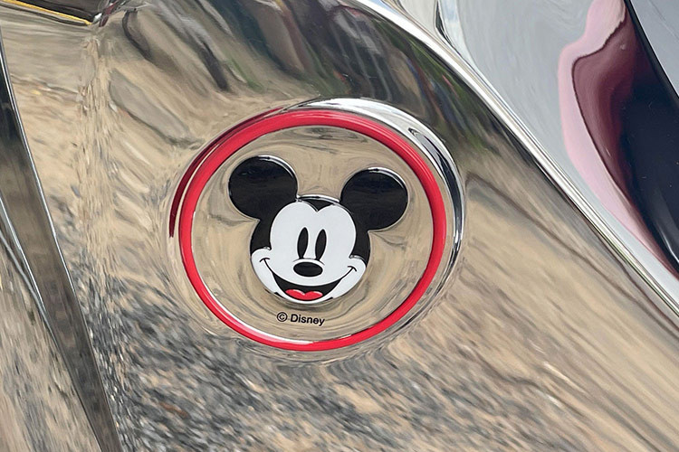 Bên cạnh đó, ở phần ốp nằm ngay cạnh cùm khoá, Honda cũng có một mảng kim loại đánh dấu phiên bản giới hạn x/100. Ở phiên bản thông thường, khu vực ốp này sẽ có phần nắp được làm bằng crom bóng, nhưng trên phiên bản Disney thì lại được làm bằng nhựa nhám.