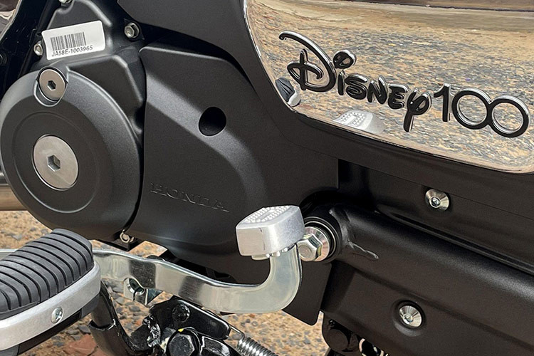 Đối với phiên bản đặc biệt, yên xe màu đỏ và được gắn sẵn phần yên cho người ngồi sau. Xe cũng được trang bị ổ khoá SmartKey. Xe vẫn có bảng đồng hồ điện tử công nghệ LCD DSTN kết hợp với đồng hồ cơ báo tốc độ truyền thống và các nút thông báo trạng thái của xe - đồng hồ LCD hiển thị thông tin về xăng, ODO, trip…