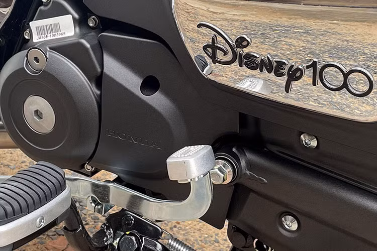 Đối với phiên bản đặc biệt, yên xe màu đỏ và được gắn sẵn phần yên cho người ngồi sau. Xe cũng được trang bị ổ khoá SmartKey. Xe vẫn có bảng đồng hồ điện tử công nghệ LCD DSTN kết hợp với đồng hồ cơ báo tốc độ truyền thống và các nút thông báo trạng thái của xe - đồng hồ LCD hiển thị thông tin về xăng, ODO, trip…