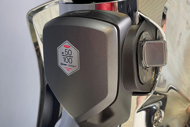 Phiên bản giới hạn Honda Super Cub C125 Disney Limited Edition 2023 mới do thương hiệu xe Nhật Bản hợp tác cùng Disney sản xuất chỉ 100 chiếc (kỷ niệm 100 năm thành lập), mỗi chiếc đánh số thứ tự từ 1 đến 100, một trong số đó đã có mặt tại Việt Nam và chiếc trong bài được đánh số thứ tự 50/100.