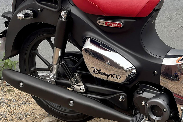 Biểu tượng chuột Mickey với cả logo lẫn tên gọi xuất hiện ở nhiều khu khu vực thân, lườn trước ngay dưới khu vực yên xe. Biểu tượng này rõ ràng hơn với hình ảnh mặt chú chuột Mickey đang tươi cười - một biểu tượng đã quá quen thuộc trên toàn thế giới mà Disney tạo ra.