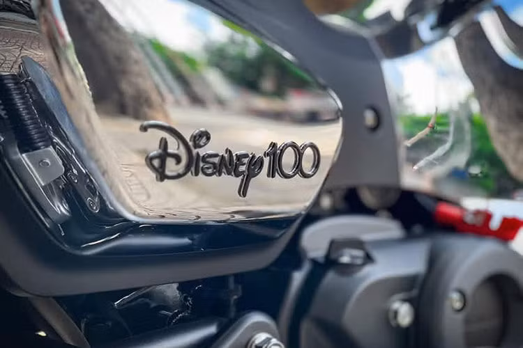 Các chi tiết khác của bản Super Cub Disney Limited Edition cũng không khác biệt gì so với chiếc Honda Cub C125 đang bán ra trên thị trường hiện nay. Toàn bộ hệ thống đèn của Super Cub C125 sử dụng công nghệ LED bao gồm đèn trước hình tròn mang phong cách hiện đại.