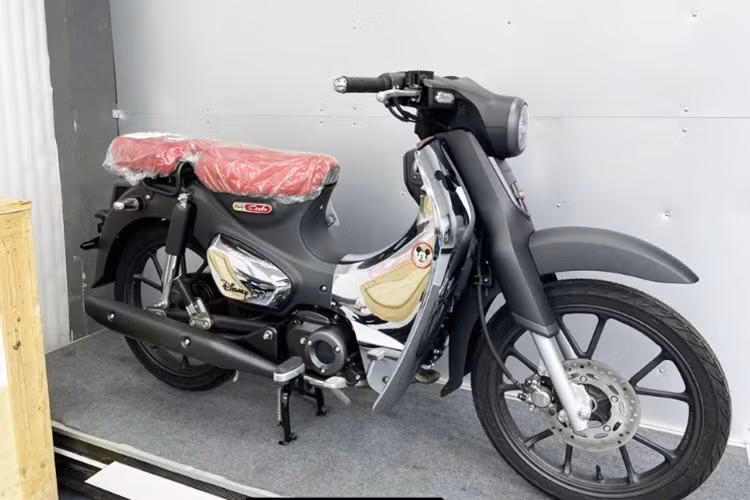 Bánh trước xe sử dụng phanh đĩa do sở hữu khối động cơ 125cc mạnh hơn những chiếc Cub khác. Thiết kế pô "quả nhót" hoài cổ kết hợp với bộ gắp sau được làm mới bằng nhôm nguyên khối. Giá để chân cho người ngồi sau được bổ sung khi có chỗ ngồi cho người thứ hai.