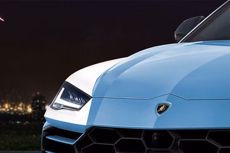 Lamborghini Urus là chiếc siêu SUV sở hữu khối động cơ V8 4.0L tăng áp kép, công suất 641 mã lực, mô-men xoắn 850 Nm; tăng tốc từ 0-100 km/h chỉ có 3,6 giây; trong khi đó chiếc Brabus B63S-700 mất khoảng 4,9 giây. Với cảnh sát thì xe không chỉ cần tăng tốc nhanh mà còn phải đạt được tốc độ cao nữa; Urus làm được điều đó.