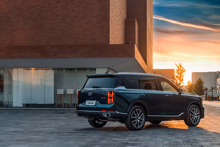 Về ngoại hình, GAC GS8 2024 tại Việt Nam có kích thước tổng thể Dài x Rộng x Cao là 4,980 × 1,950 × 1,780mm cùng chiều dài cơ sở 2,920mm và khoảng sáng gầm đến 190mm. Ngôn ngữ thiết kế của chiếc SUV All-New GS8 toát lên sự tinh tế với các đường nét cứng cáp, táo bạo.