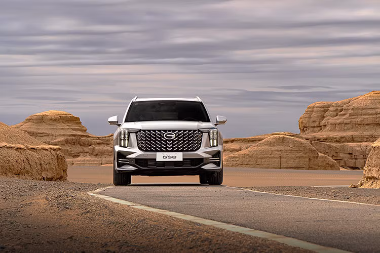 Sức mạnh của All-New GS8 2024 là khối động cơ xăng Turbo 2.0L tích hợp phun nhiên liệu trực tiếp thế hệ thứ 4 của GAC, cho công suất tối đa 248 mã lực và mô-men xoắn cực đại 400 Nm. Đi kèm khối động cơ này là hệ thống kiểm soát vận hành toàn diện (AVDC) giúp chiếc xe có thể tăng, giảm tốc độ một cách mượt mà và ổn định khi vào cua.