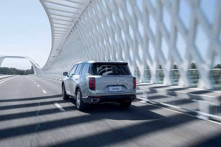 Đèn pha “Eye of the Conqueror” của xe được trang bị 4 bóng đèn LED khá ấn tượng. Trong khi cụm đèn hậu được thiết kế lấy cảm hứng từ cây cầu vượt biển, bề mặt đèn mô phỏng những mặt cắt của kim cương “Ruby Diamond”. 