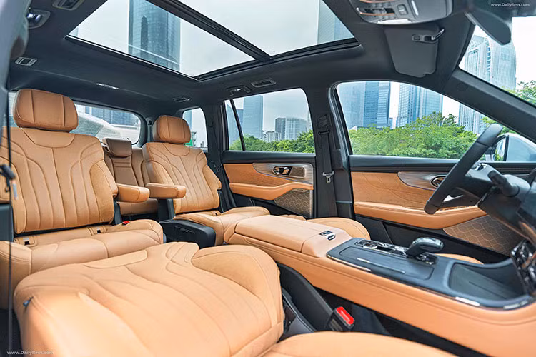 Chiếc xe được thiết kế với 7 ghế ngồi có thể sắp xếp linh hoạt để đáp ứng nhu cầu tối đa của chủ xe và hành khách. Hàng ghế thứ hai có thể dễ dàng gập lại với chỉ một nút bấm để ra/vào hoặc mở rộng không gian hành lý, phù hợp trong các tình huống sử dụng thực tế.