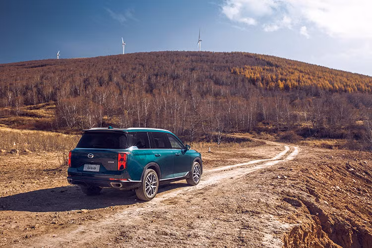 Xe cũng được trang bị 6 túi khí (bao gồm 2 túi khí trước, 2 túi khí bên và 2 túi khí rèm) để bảo vệ an toàn tối đa cho hành khách. All-New GS8 sở hữu cấu trúc khung xe GPMA (cấu trúc nền tảng mô-đun toàn cầu) làm nên thương hiệu của GAC và các vật liệu được tối ưu hóa để đạt được sự hấp thụ và truyền lực tối ưu.