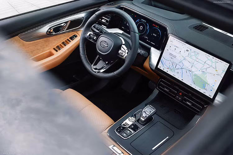 Bên trong, không gian nội thất được kết nối với ngoại thất thông qua ngôn ngữ thiết kế "Star Diamond Shadow". Nổi bật giữa khoang lái là màn hình cảm ứng giải trí đa chức năng 14.6" và màn hình trung tâm hiển thị đa thông tin LCD 12.3". Màn hình giải trí kết nối với Apple CarPlay và Android Phone cùng với hệ thống giải trí 8 loa.