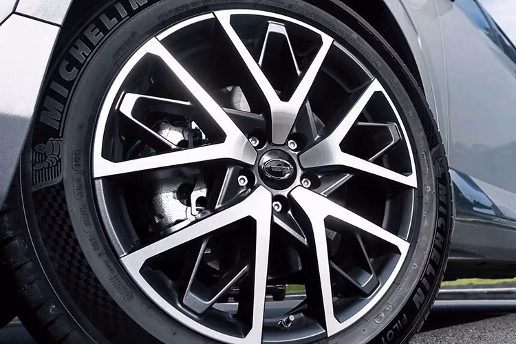 GAC GS8 kết cấu khung sườn unibody, tương tự đối thủ cùng phân khúc như Hyundai SantaFe hay Kia Sorento. GS8 bản GL tiêu chuẩn, sử dụng vành 19 inch với lốp 255/55. Cốp đóng/mở điện, ống xả đôi mạ crôm...