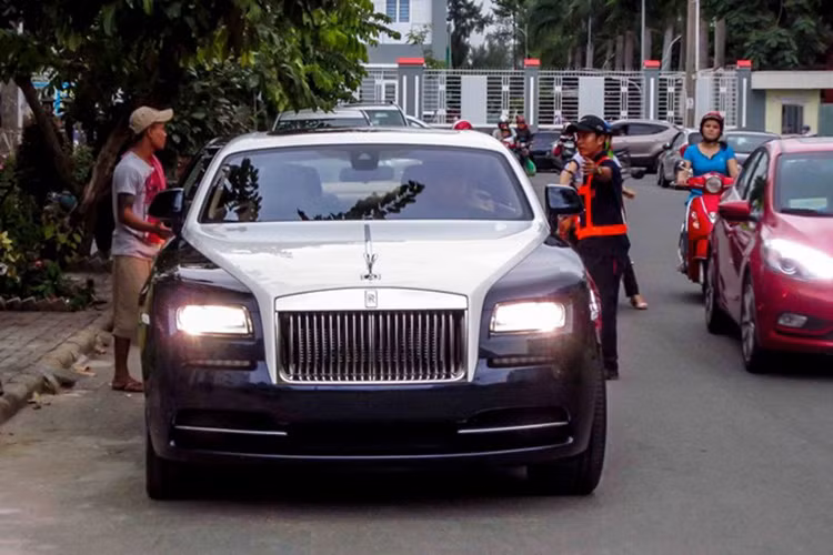  Rolls-Royce Wraith là chiếc coupe siêu sang của hãng xe Anh quốc. Đây là chiếc Rolls-Royce mạnh mẽ nhất từng được sản xuất đã xuất hiện tại showroom chính hãng tại Hà Nội.