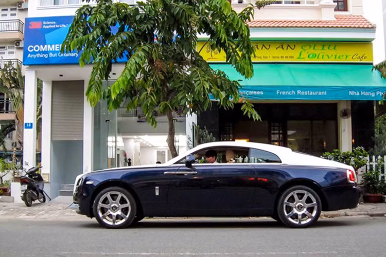 Dù là xe coupe, Wraith dài tới 5.269, chiều dài cơ sở 3.112 mm tương đương những chiếc sedan hạng F như Mercedes S Class hay BMW 7 Series.