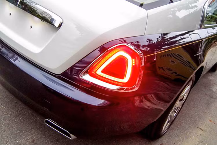 Hiện nay Việt Nam chỉ có 2 chiếc Wraith, màu giống nhau, trong đó một xe được nhập khẩu chính hãng và chiếc còn lại được nhập bởi đại lý tư nhân.