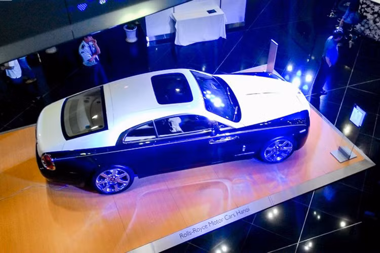 Rolls-Royce Wraith chính hãng khi mới xuất hiện tại Hà Nội, đây là phiên bản Bespoke. Tại Việt Nam nó có mức giá đề xuất từ chính hãng khoảng 21 tỷ đồng.