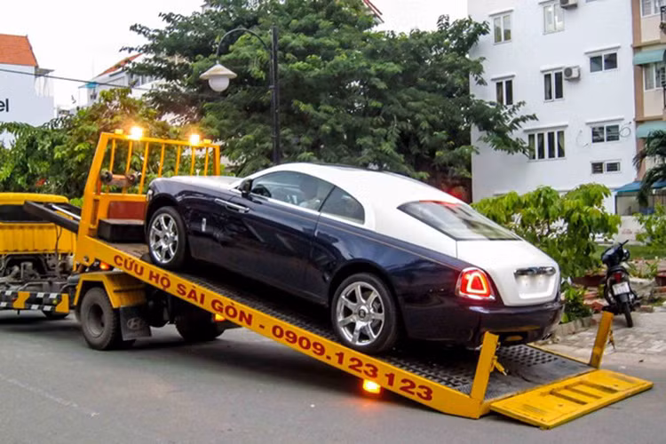 Hiện nay chưa rõ chủ sở hữu của siêu xe này, nhưng nó đã được dán lại decal thành màu trắng - be khá lạ mắt.