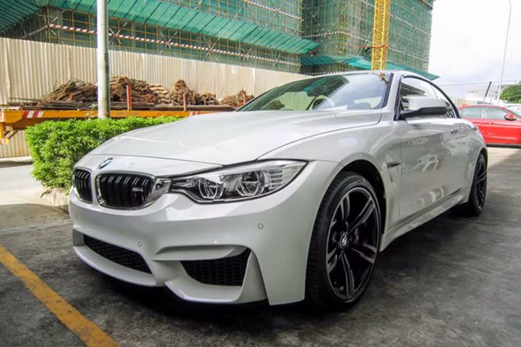  BMW M4 đời F83 là phiên bản mui xếp của M4 coupe, vừa xuất hiện tại Việt Nam. Xe dài hơn thế hệ tiền nhiệm M3 Convertible 56 mm, chiều dài tổng thể 4.671 mm, rộng 1.870 mm và cao 1.386 mm. 