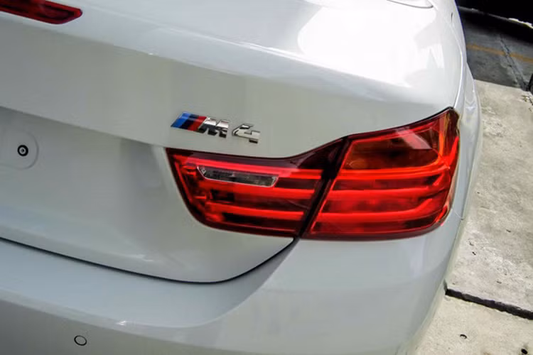 Cỗ máy trên M4 F83 cũng được trang bị tính năng "Start Stop” nhằm tiết kiệm nhiên liệu. Với hộp số tự động, M4 tiêu tốn 8,7 lít xăng/100 km.