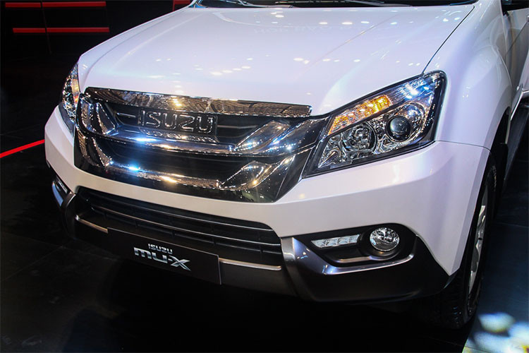 Mẫu xe SUV Isuzu mu-X còn sẵn nguồn cung đã đáp ứng nhu cầu mua xe của một số lượng khách hàng. Được ra mắt tại Việt Nam vào thời điểm cuối tháng 7/2018, Isuzu mu-X là mẫu xe khá kén khách trong phân khúc SUV 7 chỗ, doanh số bán ra của mu-X thấp hơn nhiều so với Mitsubishi Pajero Sport hay Toyota Fortuner khi 2 mẫu xe này chưa bị ảnh hưởng bởi Nghị định 116.