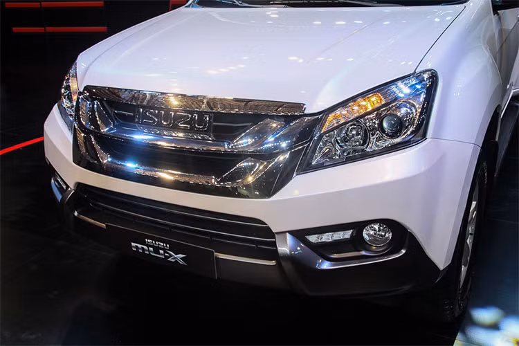 Mẫu xe SUV Isuzu mu-X còn sẵn nguồn cung đã đáp ứng nhu cầu mua xe của một số lượng khách hàng. Được ra mắt tại Việt Nam vào thời điểm cuối tháng 7/2018, Isuzu mu-X là mẫu xe khá kén khách trong phân khúc SUV 7 chỗ, doanh số bán ra của mu-X thấp hơn nhiều so với Mitsubishi Pajero Sport hay Toyota Fortuner khi 2 mẫu xe này chưa bị ảnh hưởng bởi Nghị định 116.