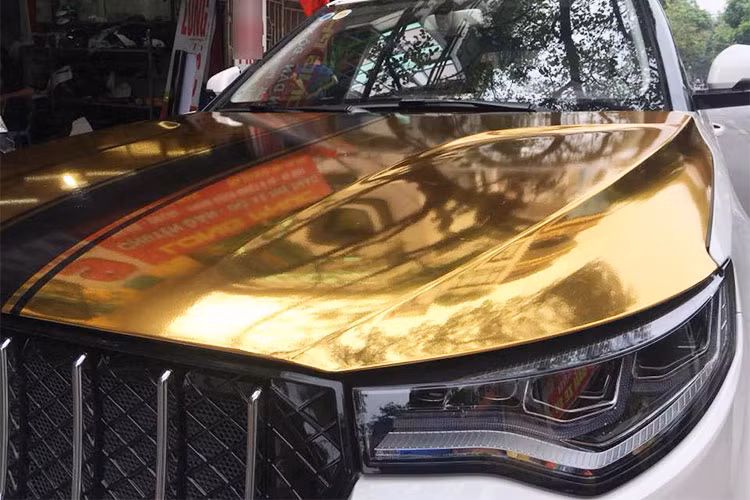 Nếu chỉ nhìn thoáng qua chiếc xe này, nhiều người có thể nhầm tưởng đây là chiếc xe sang Maserati Levante hàng hiệu. Nguyên nhân là vì Zotye T700 đã được trang bị lưới tản nhiệt với những thanh nằm dọc và biểu tượng cây đinh ba đặc trưng của thương hiệu Maserati.