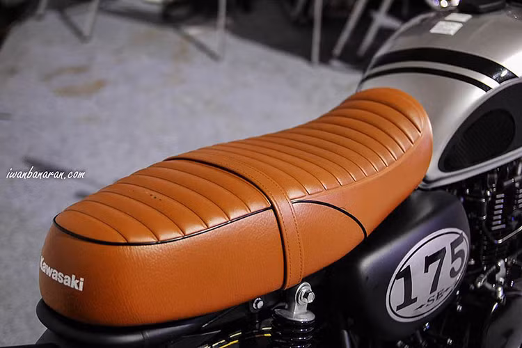 Trên phiên bản W175 thường, yên xe chỉ được bọc vải giả da đen đơn giản, trong khi bản W175SE có yên chần chỉ giống hình dáng ổ bánh mì, tương tự như những mẫu xe độ cổ điển. Ngoài ra phiên bản này còn có tem trang trí bắt mắt hơn một chút.