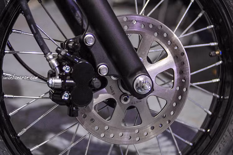 Về trang bị an toàn, mẫu xe Kawasaki W175 được trang bị hệ thống phanh đĩa đơn với heo phanh 2 piston và đĩa đúc đặc có đường kính khiêm tốn chỉ 220 mm. Do có giá rẻ nên W175 cũng không được trang bị hệ thống phanh ABS. Bánh trước của xe sử dụng lốp bản hẹp nhưng cao là 80/100/17, đi kèm vành nan có đường kính 17 inch.