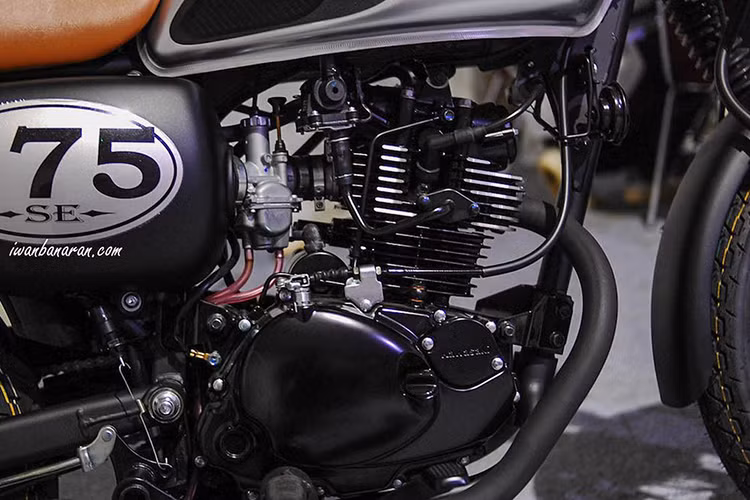 W175 được trang bị động cơ 1 xi-lanh 4 kỳ SOHC 2 van làm mát bằng không khí, sử dụng trái piston 65,5mm với khoảng hành trình xi-lanh 52,4mm, tỉ số nén 9,1:1 và sử dụng chế hòa khí cơ Mikuni VM24 đi kèm hộp số 5 cấp. Cỗ máy này chỉ tạo ra công suất 13PS tại tua máy 7.500rpm và mô-men xoắn 13,2Nm tại 6.000rpm khá yếu.