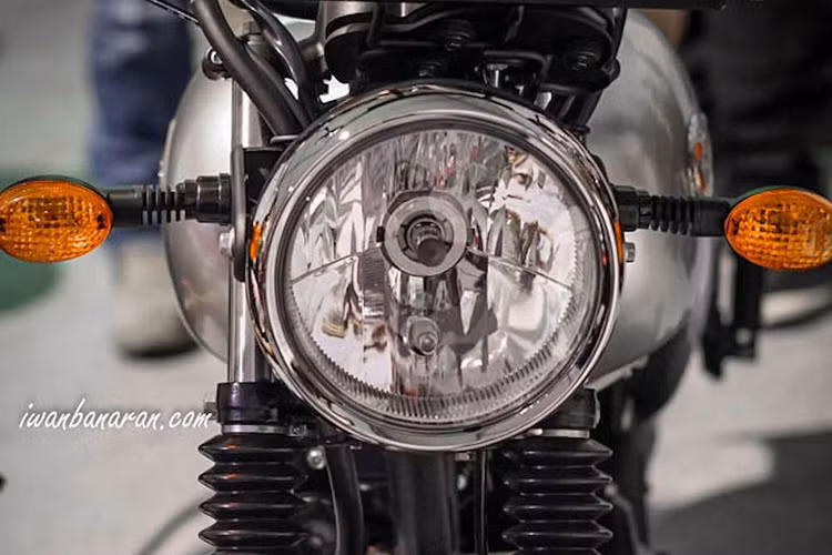 Ở phía trước, chiếc xe được trang bị đèn pha chóa tròn hoài cổ cùng các đèn xi-nhan hai bên - tất cả đều sử dụng công nghệ bóng sợi đốt thông thường thay vì đèn LED như trào lưu chung hiện nay. Đèn pha nằm giữa cặp phuộc ống lồng khá "mỏng manh" với đường kính ti phuộc chỉ 30 mm.