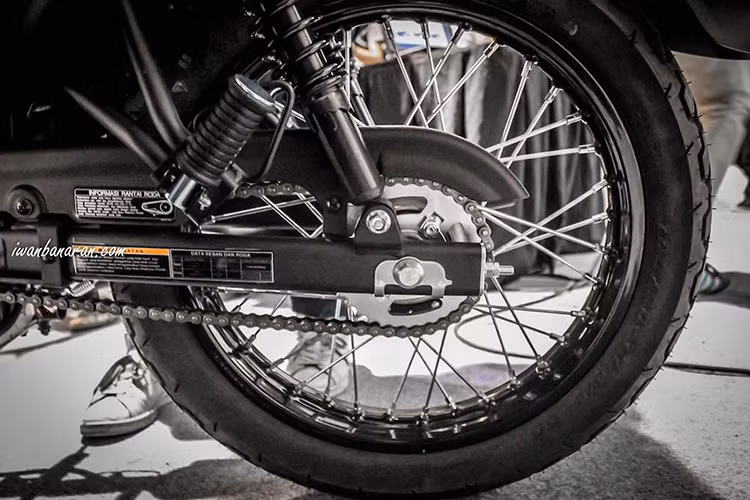 Ở phía sau, W175 thậm chí còn không được trang bị phanh đĩa, thay vào đó là hệ thống phanh đùm đường kính 110 mm. Xe sử dụng phuộc kép dạng lò xo trụ phía sau với khả năng điều chỉnh tải trọng. Bánh sau cũng có đường kính 17 inch, sử dụng lốp 100/90/17.