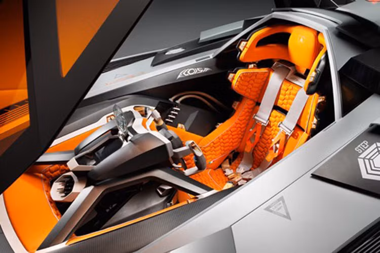 Với thiết kế với một chỗ ngồi duy nhất, nó giống như khoang lái của một chiếc máy bay chiến đấu.