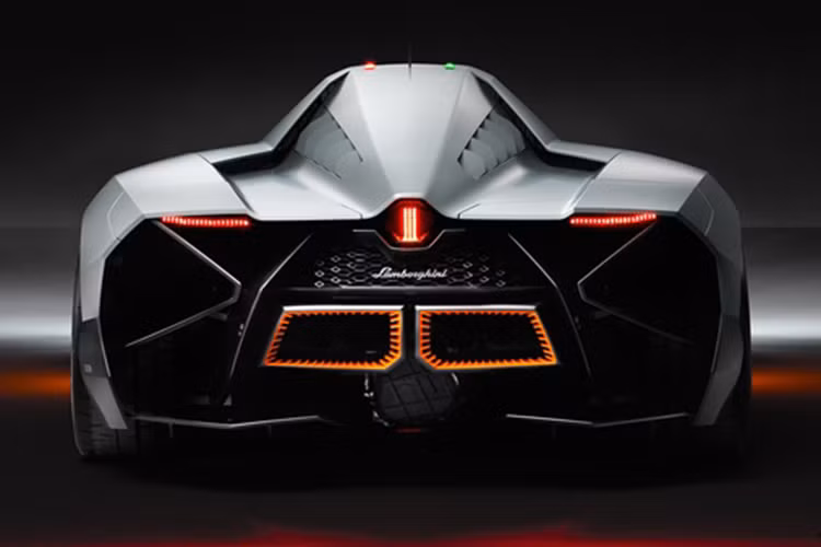 Phần sau của xe được thiết kế ấn tượng, tính khí động học cao.