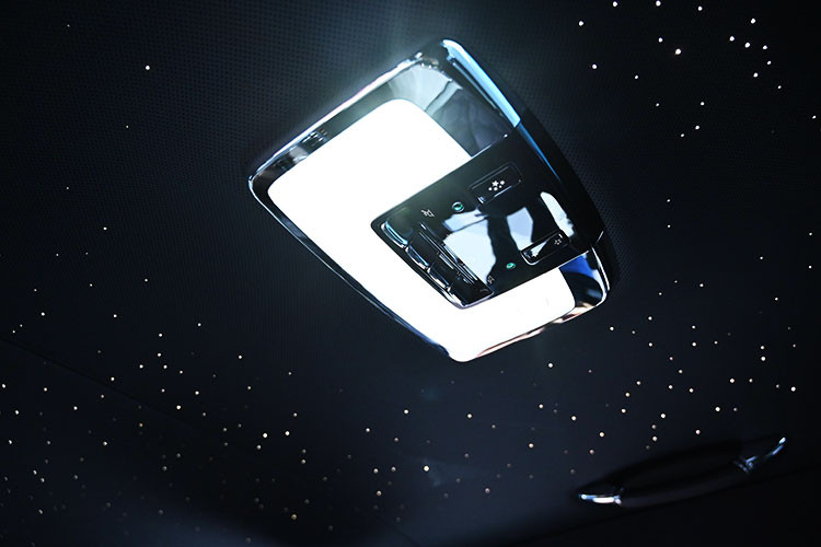 Thể hiện tinh thần "bespoke" đặc trưng, nội thất của Ghost Series II sở hữu nhiều vật liệu độc đáo. Vùng điều khiển trung tâm có tượng Spirit of Ecstasy mini làm từ thép không gỉ nguyên khối, được chiếu sáng dưới ánh đèn mô phỏng sân khấu khi xe khởi động.