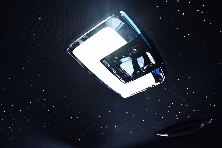 Thể hiện tinh thần "bespoke" đặc trưng, nội thất của Ghost Series II sở hữu nhiều vật liệu độc đáo. Vùng điều khiển trung tâm có tượng Spirit of Ecstasy mini làm từ thép không gỉ nguyên khối, được chiếu sáng dưới ánh đèn mô phỏng sân khấu khi xe khởi động.